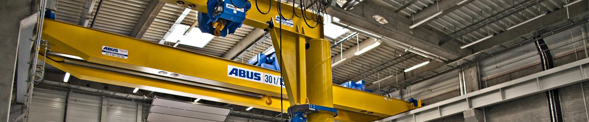 ABUS slewing crane with a lifting capacity of 3.2 t and a jib length of 5 m in the company Rolls Royce in Poland