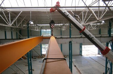 Assembly of a single girder overhead travelling crane in production hall in France