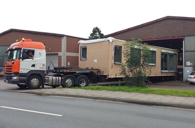 SmartHouse transported by ABUS cranes on truck