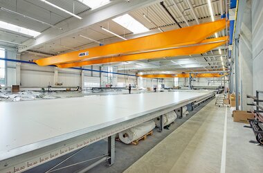 Double-girder travelling cranes with frequency-controlled drives