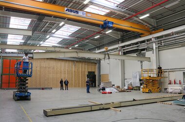 Single girder travelling crane controlled by radio control ABURemote