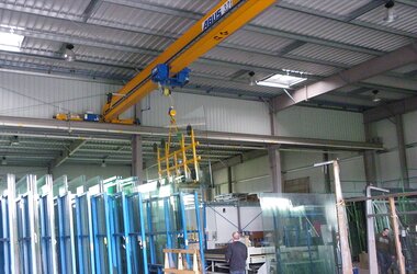 Single girder travelling crane controlled by ABURemote joystick in company Miroiterie Righetti