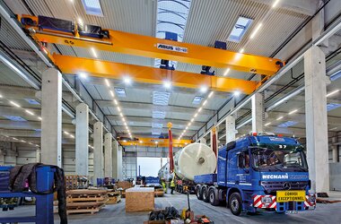 Double girder travelling crane with LED light line in heavy duty terminal