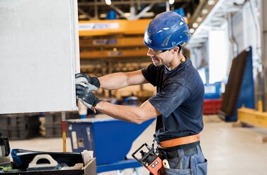 Employee working in production hall of the company Benders Sverige Hall with ABUS travelling cranes