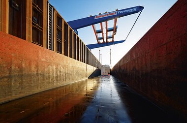 Double-girder travelling cranes ensure smooth transport chain