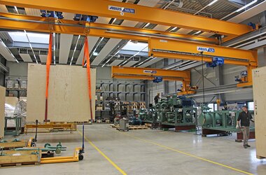 Double girder travelling crane and single girder wall travelling crane in production hall of Bitzer company in Germany